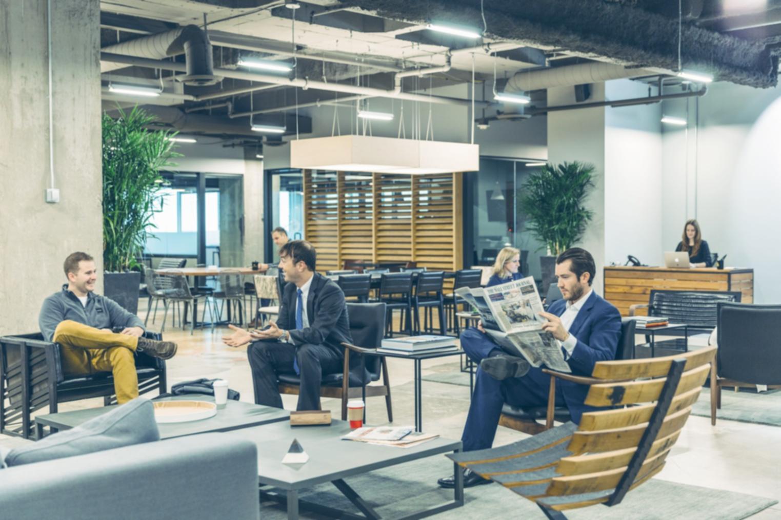 Professionelle Investment-Analyse am modernen Arbeitsplatz mit mehreren Monitoren