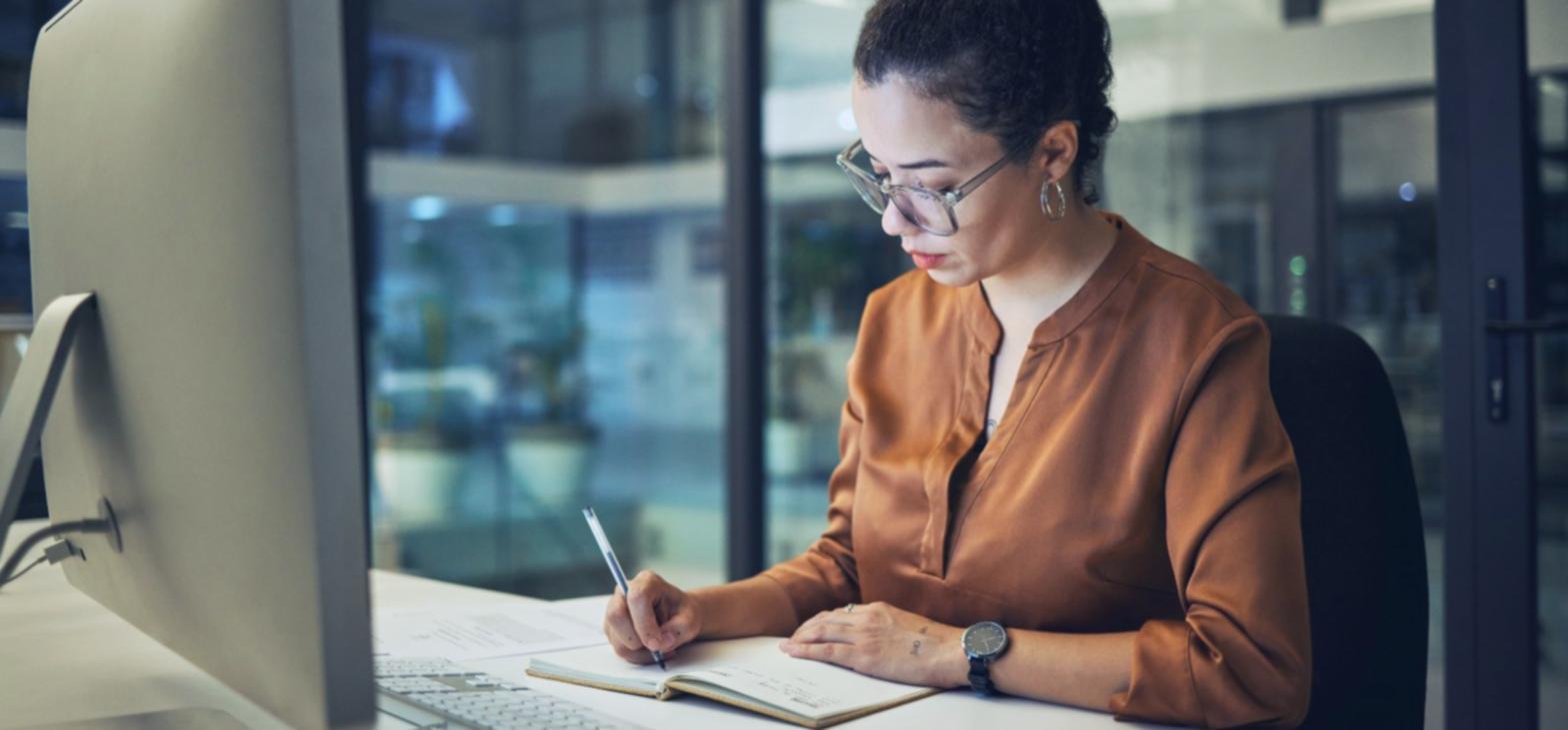 Detaillierte Finanzanalyse mit Diagrammen und Statistiken auf modernem Display